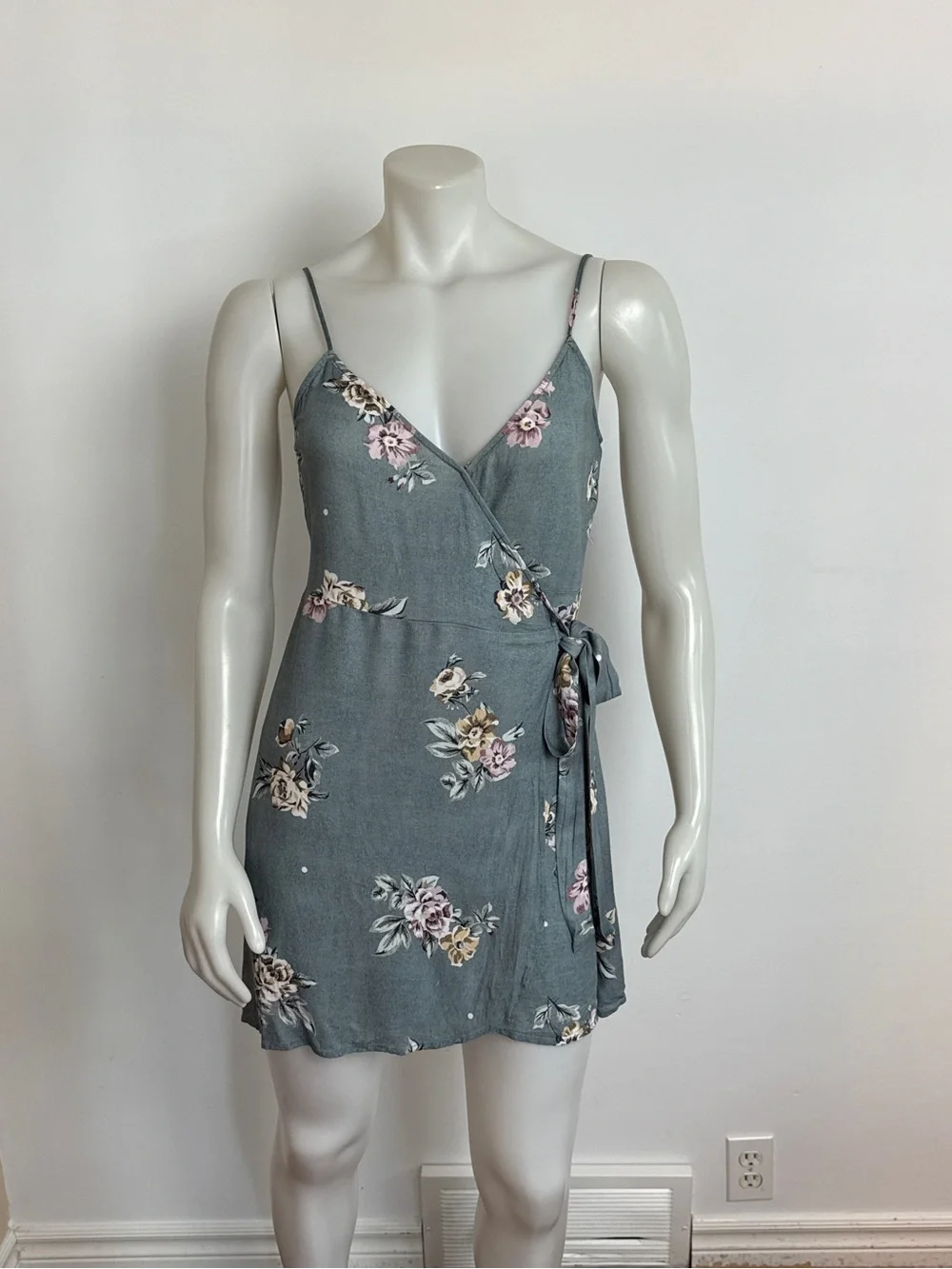 SALTWATER LUXE - Floral Wrap Mini Dress with adjustable straps. Medium - Picture 5 of 10